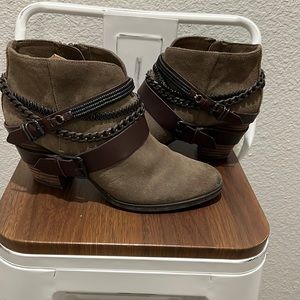 Trouvé Olive Green Closed Toe Leather Booties with Chain Details Size 9.5